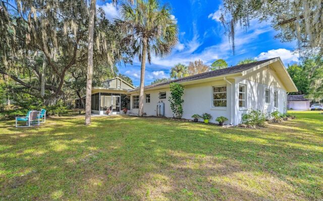 Sunny Crystal River Home w/ Screened-in Porch