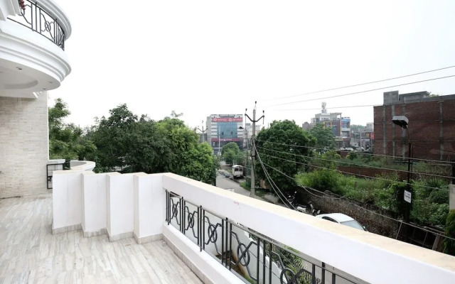 The Corner House By OYO Rooms