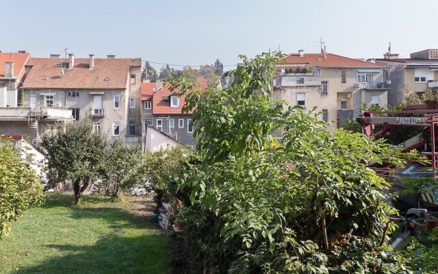 2BDR Design Apartment with Beautiful Terrace View