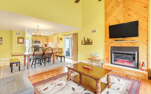 Pocono Retreat: Access to Community Lake & Beach!