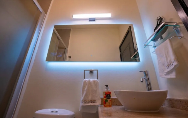 Luxury Apartment With Poll