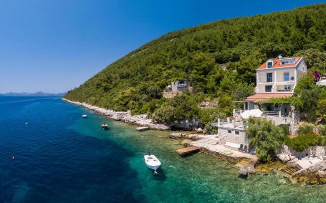 Apartments Ratac Lobrović with private beach and beautiful sunset