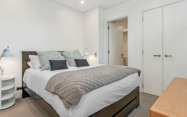 Viaduct Marina Executive -Parking & Pool