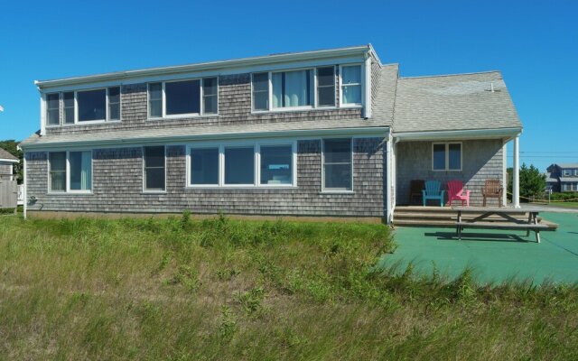 New Listing Waterfront Haven, Adjacent To Beach 3 Bedroom Home