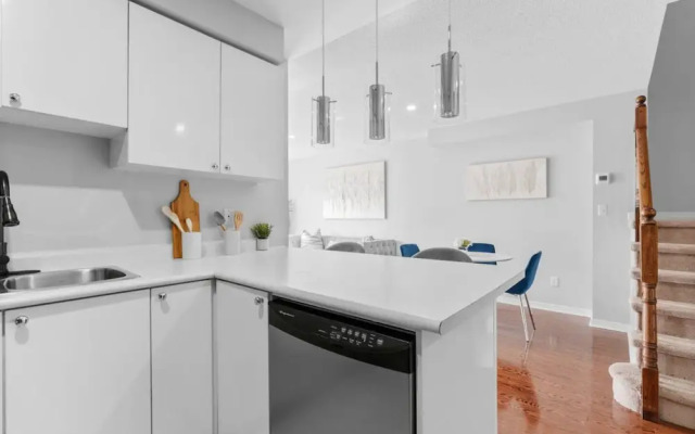 Contemporary 3BR Townhouse in Ajax Cozy Central