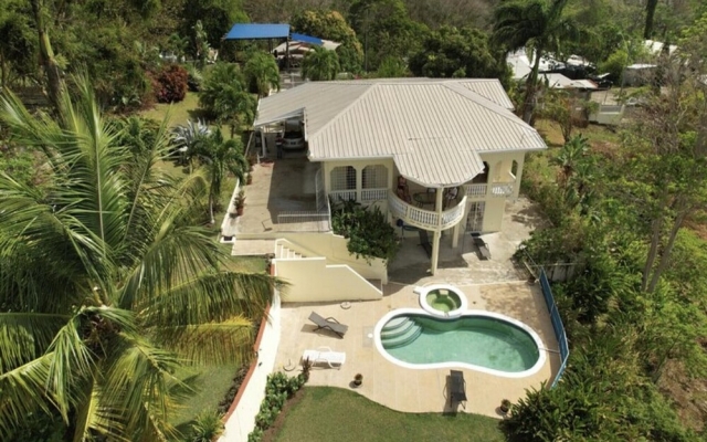 4-bed With En-suite Bathrooms Villa in Bethel
