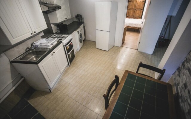 Beautiful 1-bed Basement Flat in Leeds