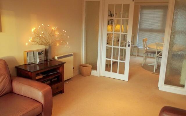 Tay Pearls - Tay Chambers Apartment