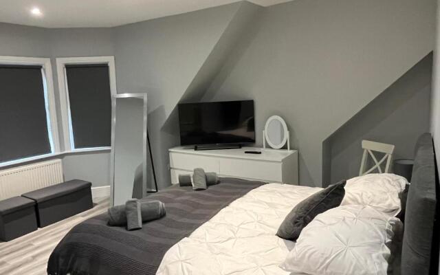 Entire spacious 4 bedroom apartment in Bournemouth