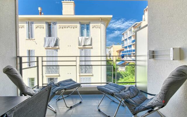 Modern Apartment With Private Balcony, Near Palais