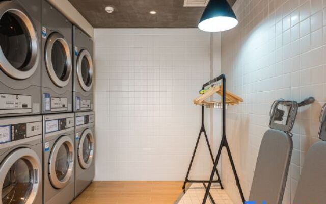 Atour Hotel Shanghai Jingan Daning International