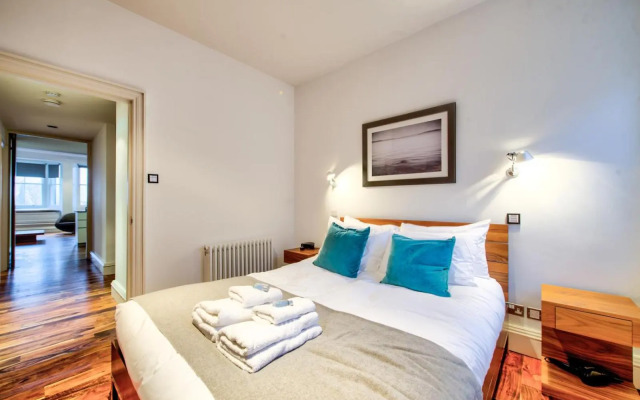 Sumptuous 2BR Apt Next To Edinburgh Castle!