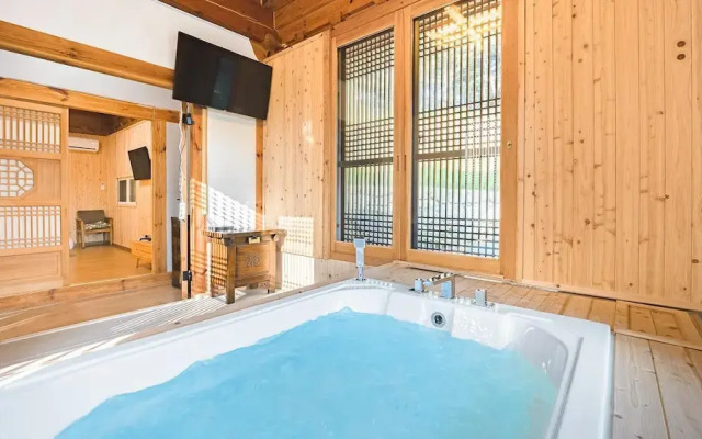 Gangneung Booyoonok Hanok Pension