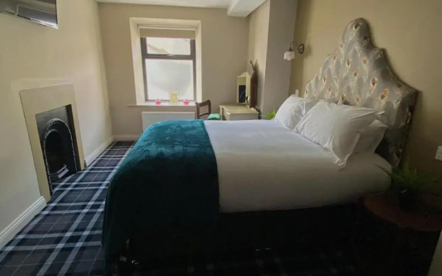 The Lounge Hotel and Bar