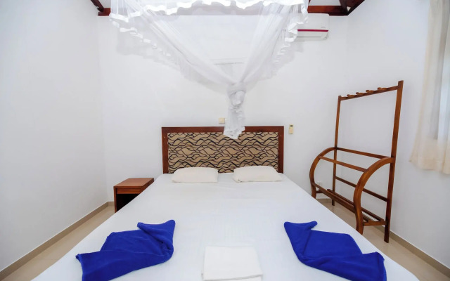 Villa Almond Leaf