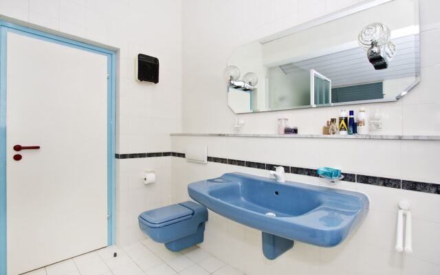 Luxury apt w Pool, 3 Balconies, Terrace & sea View