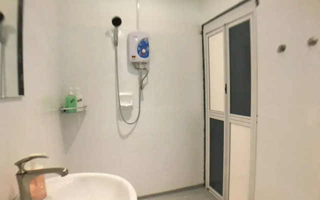 iBook4 Deluxe 2 Bedroom Gurney Suite by iBook Homestay
