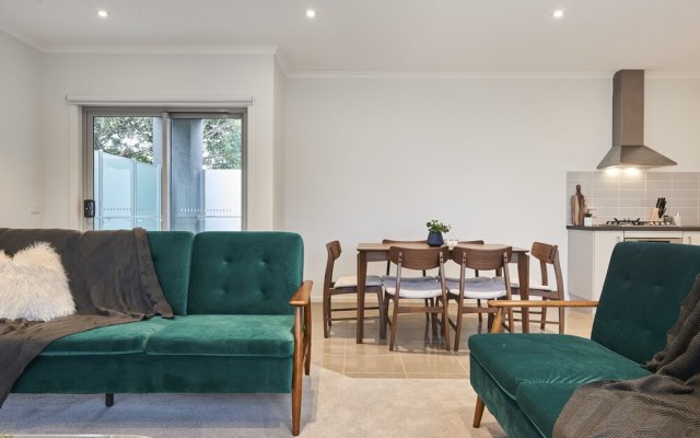 Earthy And Polished 2 Bedroom Unit In Chadstone