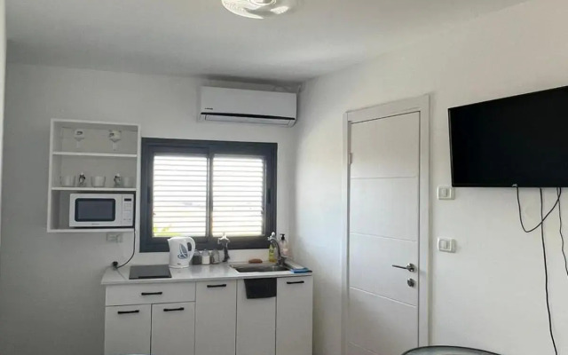 סטודיו חדש ויפה עם נוף לים