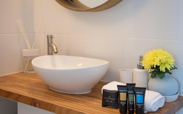 ☆Airliedise☆HOT TUB suite☆5min walk 2 Port of Airlie/Ferry terminal☆WiFi☆Netflix☆NO Hills – Bathroom – Airlie Beach