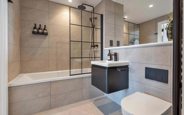 Cottonopolis Suite With 1 Bedrooms and 1 Bathrooms