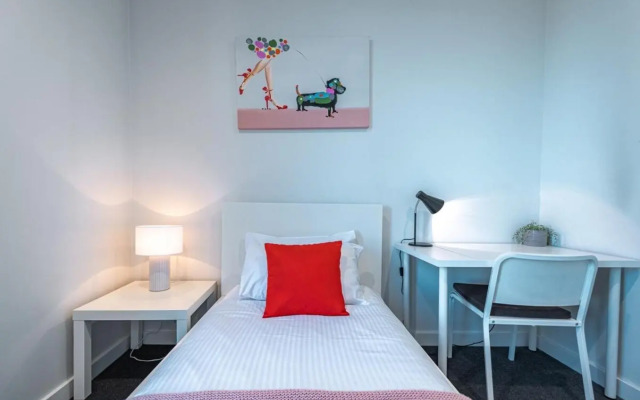 St Kilda 2BR2BA +Balcony +view+workstation+ car