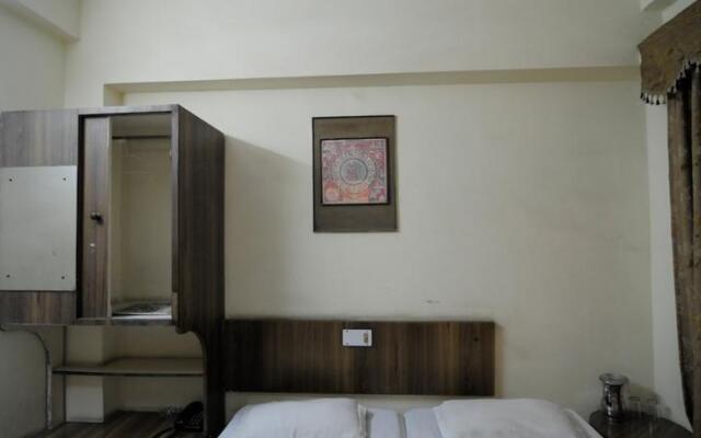 Oyo 24557 Amba Inn