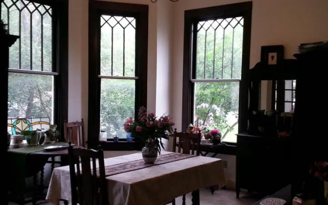 Historic Holle House