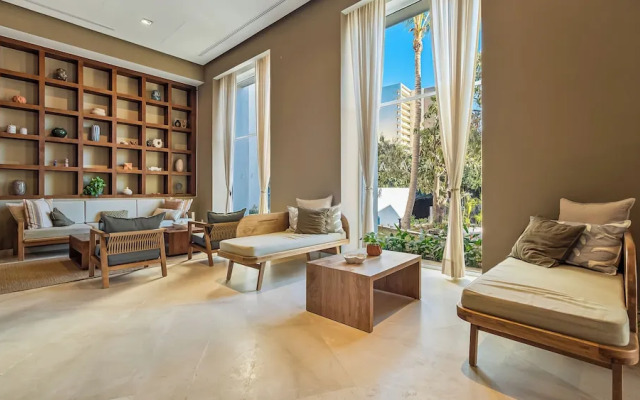 Stunning Beachfront Condo - Sea Views