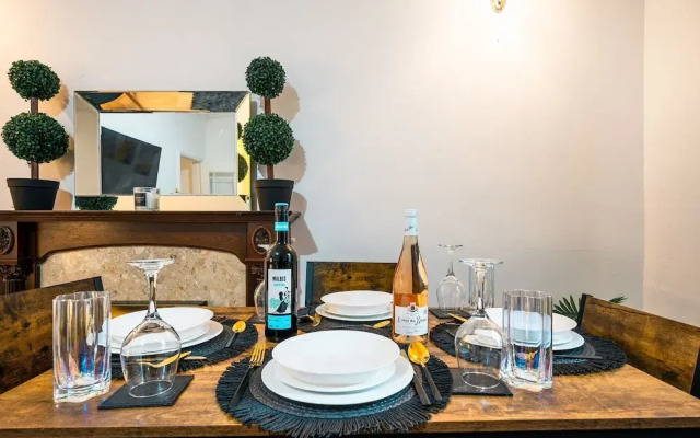 Rochdale Retreat - Spacious 4-bed House 8 Beds