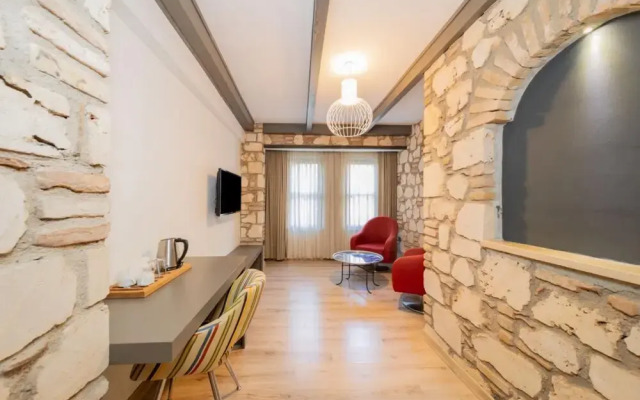 Peaceful Hotel Room Near Hadrian s Gate