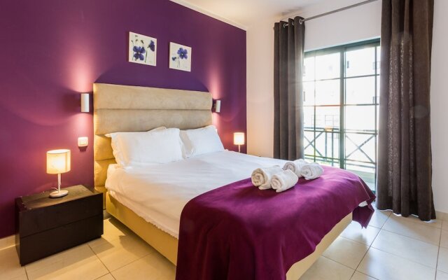 Central Albufeira 2-B Apt, Sleeps 6, Pool, Parking