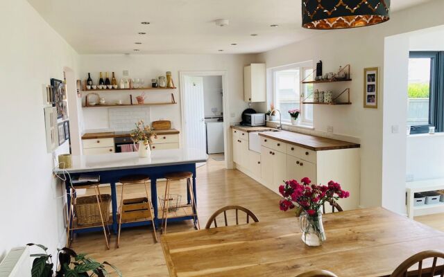 Beautiful 4-bed House With Countryside Views