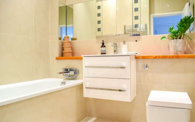 Well-Appointed 2 Bedroom East London Flat