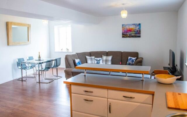 Spacious and Contemporary Flat With Secure Parking