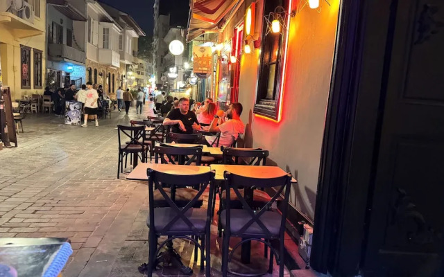 Callisto Pub & Kitchen & Hotel