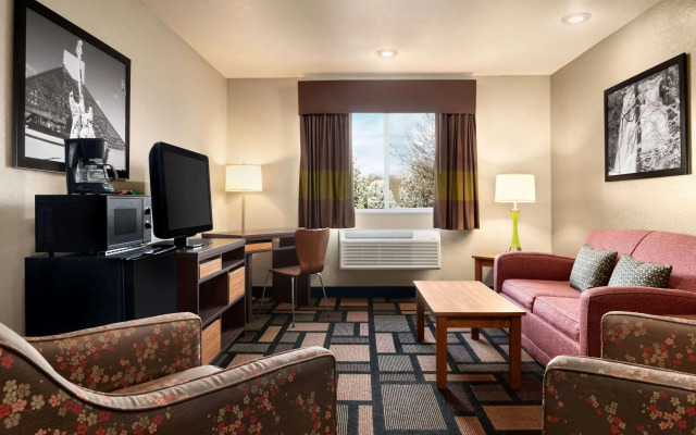 Super 8 by Wyndham Akron S/Green/Uniontown OH