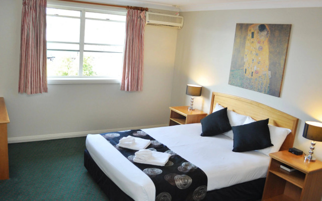 Meadowbrook Hotel