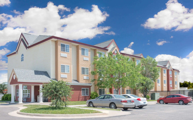 Days Inn & Suites by Wyndham Hutchinson