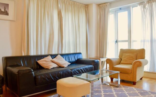 2 Bedroom Apartment With Stunning Views of Canary Wharf