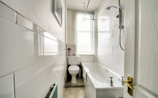 Cosy 2BR Home, 5 Minutes From Edinburgh Waverley!