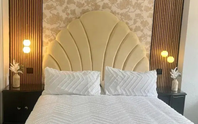 Plush Penthouse With Terrace