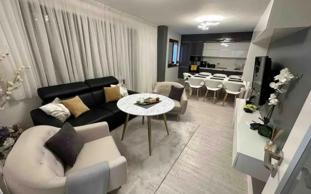 Luxurious Beach House With Wi-fi and Parking