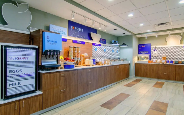 Holiday Inn Express & Suites Atchison by IHG