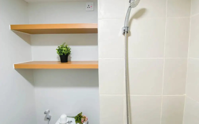 Cozy Living Studio Room At Meikarta Apartment