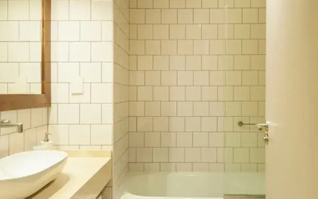 High End Spacious Studio in Soho T105
