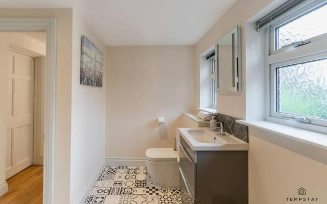 Stylish Home with Free Parking - 10 Mins To Legoland!