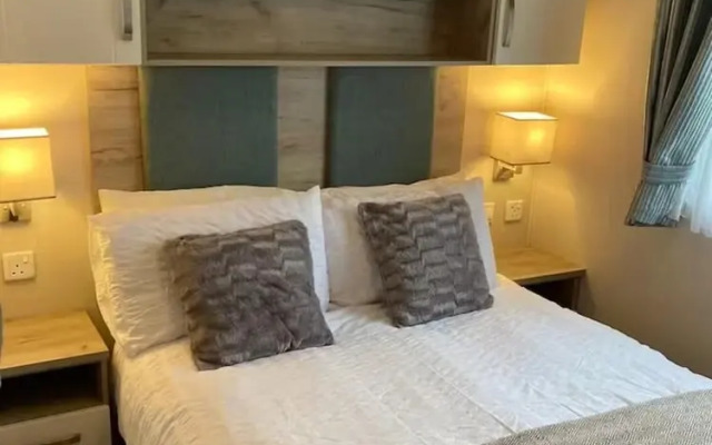 Caravan-sleep8-hottub-freep-balcony-familyfriendly