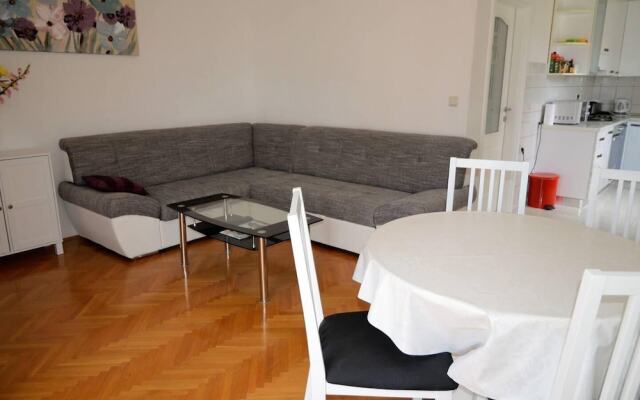 Stunning 2-bed Apartment in Okrug Gornji