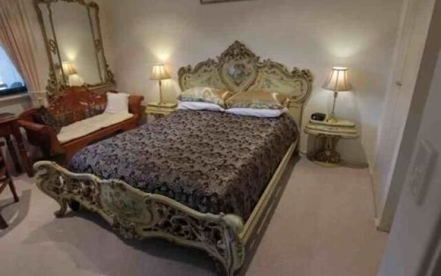 Perth's La Casa Rosa Bed and Breakfast